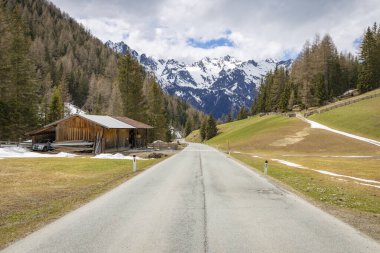 Alp dağlarında asfalt yol