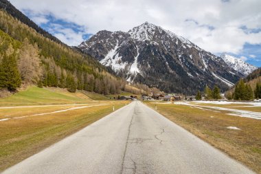 Alp dağlarında asfalt yol