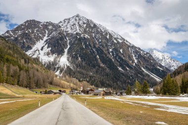 Alp dağlarında asfalt yol