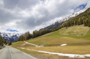 Alp dağlarında asfalt yol