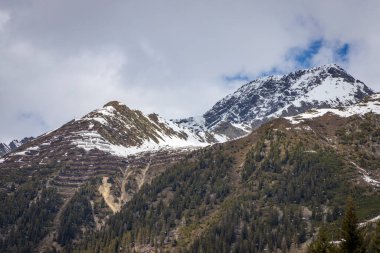 İlkbahar zamanı Alp dağlarının güzel manzarası