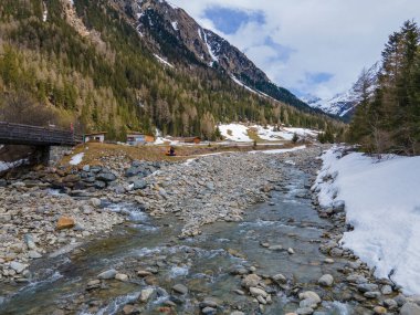 Dağları ve nehri olan güzel Alpler manzarası