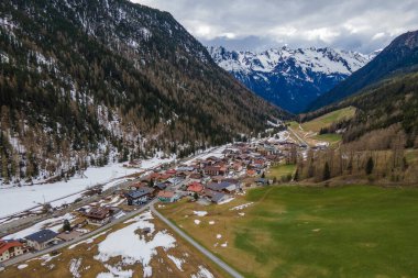 Alplerdeki küçük bir kasabanın güzel manzarası