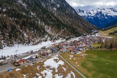 Alplerdeki küçük bir kasabanın güzel manzarası