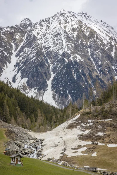 봄에는 알프스 산맥의 아름다운 — 스톡 사진