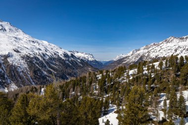 Karlı Alp dağlarının güzel manzarası