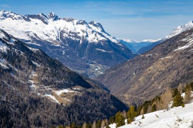 Karlı Alp dağlarının güzel manzarası