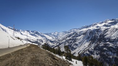 Karlı Alp dağlarının güzel manzarası
