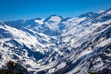 Karlı Alp dağlarının güzel manzarası