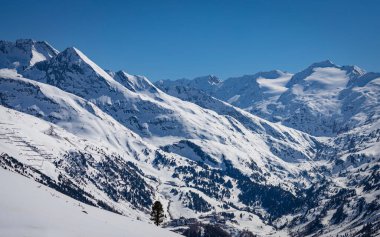 Karlı Alp dağlarının güzel manzarası