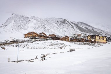 Karla kaplı ağaçlarla kaplı güzel kış manzarası