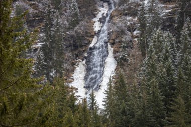 Alp dağlarındaki büyük şelalenin güzel manzarası