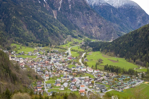 Bela Vista Cidade Nas Montanhas Dos Alpes — Fotografia de Stock