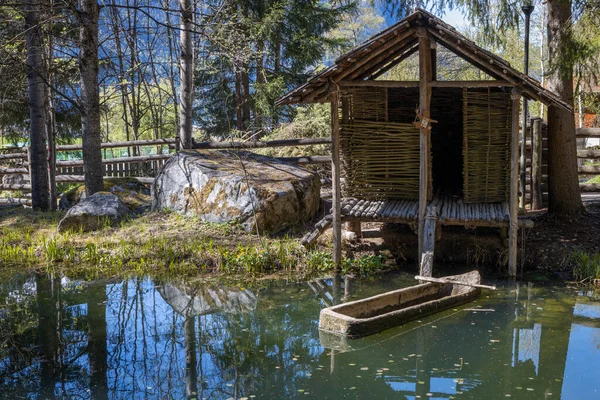 アルプスの池のある木造小屋 — ストック写真