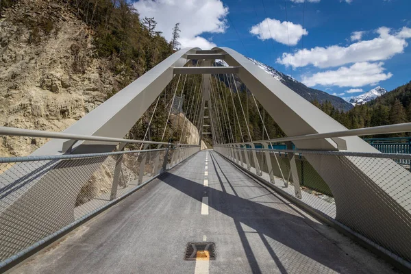 Híd Hegyi Folyó Felett Alpokban — Stock Fotó