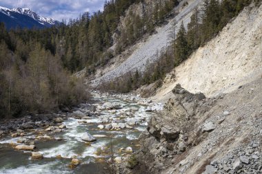 Alplerde taşlı hızlı dağ nehri