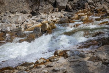 Alplerde taşlı hızlı dağ nehri