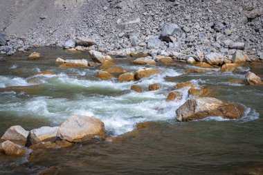 Alplerde taşlı hızlı dağ nehri