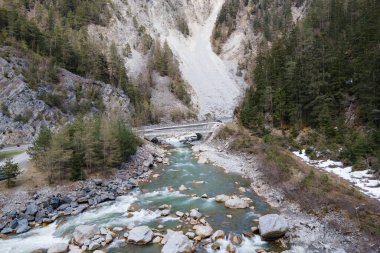 Alplerde taşlı hızlı dağ nehri