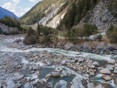 Alplerde taşlı hızlı dağ nehri