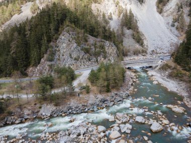 Alplerde taşlı hızlı dağ nehri