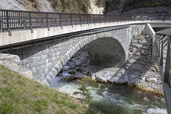 Ponte Sobre Rio Montanha Alpes — Fotografia de Stock