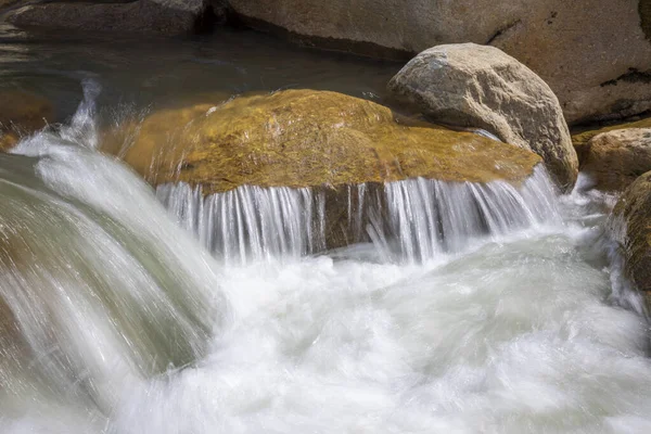 Rio Montanha Rápido Com Pedras Alpes — Fotografia de Stock