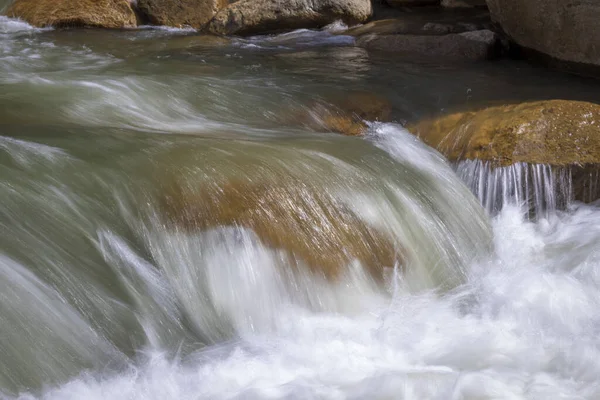 Быстрая Горная Река Камнями Альпах — стоковое фото