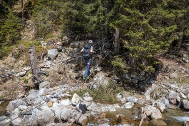 Muhteşem şelalede yürüyor ve tırmanıyor Stuibenfall