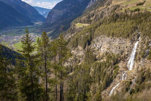 Vandring Och Klättring Vid Det Spektakulära Vattenfallet Stuibenfall — Stockfoto