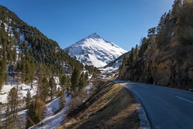Avusturya 'nın Tirol kentindeki Venter Vadisi' nden geçiyoruz.