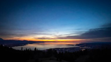 Dağların üzerinde güzel bir gün batımı ve Alpler 'de göl