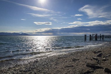 Güneşli bir günde Alpler 'de güzel bir göl manzarası