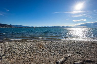 Güneşli bir günde Alpler 'de güzel bir göl manzarası