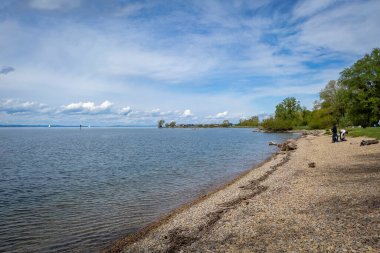 Avusturya ile Almanya arasındaki sınırda Constanze Gölü boyunca yürüyorum.