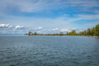 Avusturya ile Almanya arasındaki sınırda Constanze Gölü boyunca yürüyorum.