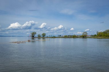 Avusturya ile Almanya arasındaki sınırda Constanze Gölü boyunca yürüyorum.