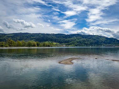 Avusturya ile Almanya arasındaki sınırda Constanze Gölü boyunca yürüyorum.