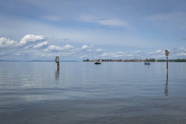 Avusturya ile Almanya arasındaki sınırda Constanze Gölü boyunca yürüyorum.