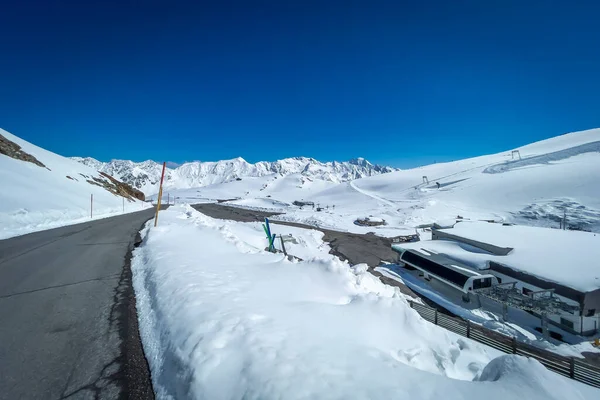 Curvy Δρόμο Για Χιονοδρομικό Κέντρο Στις Άλπεις Βουνά — Φωτογραφία Αρχείου