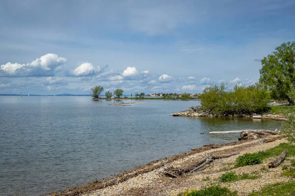 Avusturya ile Almanya arasındaki sınırda Constanze Gölü boyunca yürüyorum.