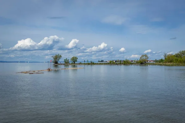 Avusturya ile Almanya arasındaki sınırda Constanze Gölü boyunca yürüyorum.