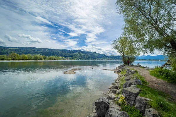Περπατώντας Κατά Μήκος Της Λίμνης Constanze Στα Σύνορα Μεταξύ Αυστρίας — Φωτογραφία Αρχείου