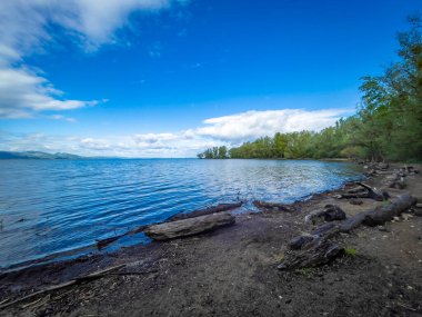 Alp dağlarındaki güzel göl manzarası