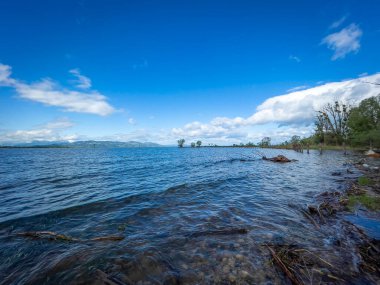 Alp dağlarındaki güzel göl manzarası