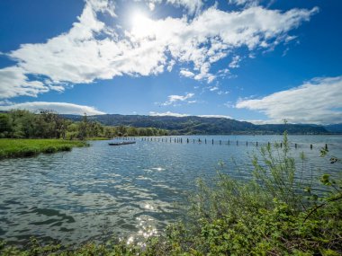 Alp dağlarındaki güzel göl manzarası