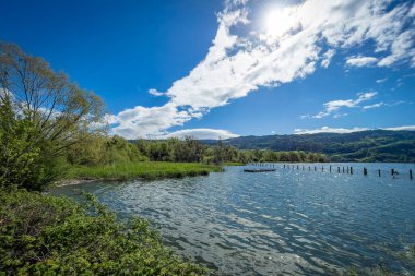 Alp dağlarındaki güzel göl manzarası