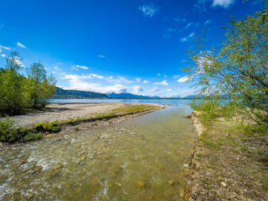 Alp dağlarındaki güzel göl manzarası