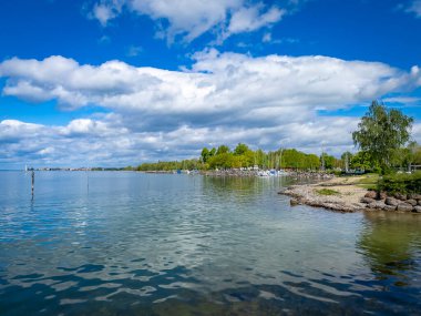 Alp dağlarındaki güzel göl manzarası