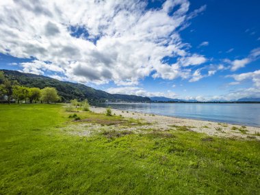 Alplerdeki güzel göl ve sahil manzarası